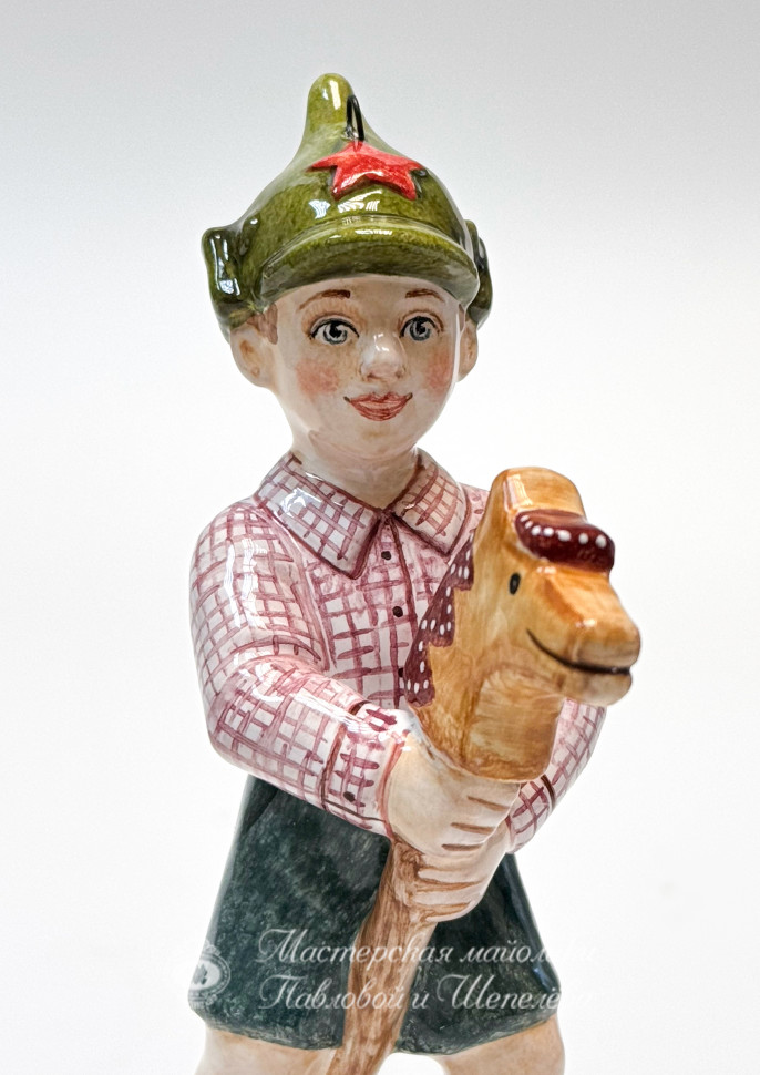 Елочная игрушка «Мальчик в буденовке» Майолика. 50 x 100 мм.