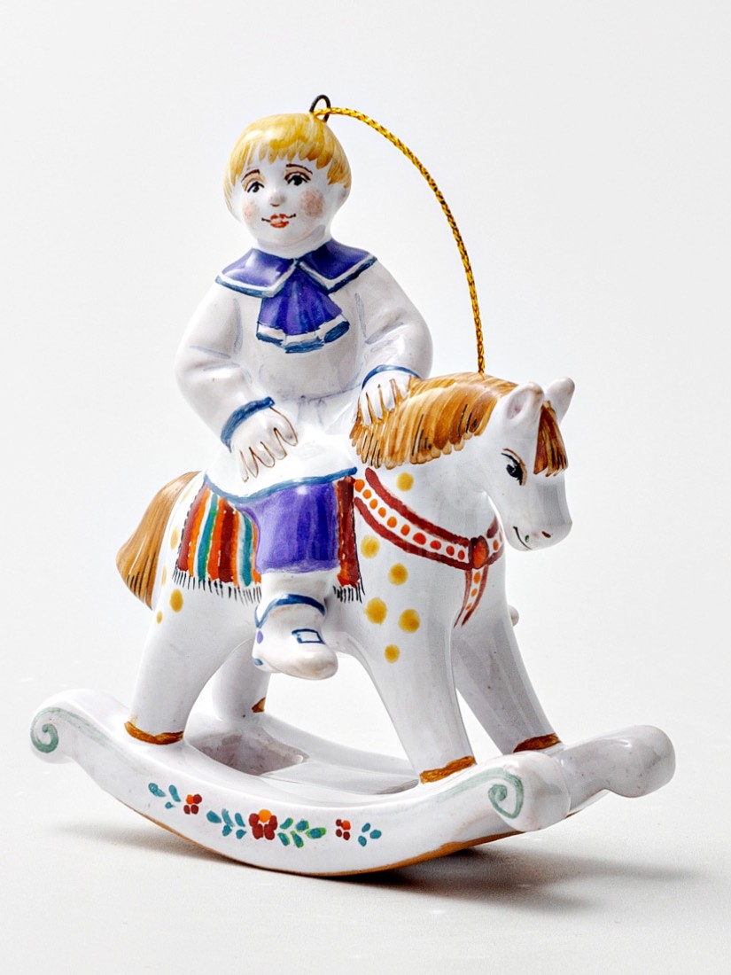 Елочная игрушка «Мальчик на лошадке» Форма: Мальчик на лошадке. Майолика. 85 x 95 мм.