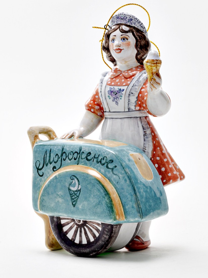 Елочная игрушка «Мороженщица» Форма: Мороженщица. Майолика. 85 x 140 мм.