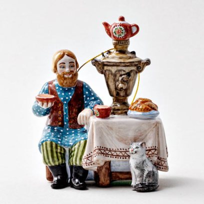 Елочная игрушка «За чаем» Форма: За чаем. Майолика. 85 x 100 мм.