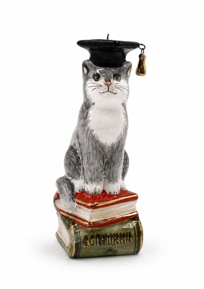 Елочная игрушка «Кот на книгах в шляпе» Майолика. 50 x 110 мм.