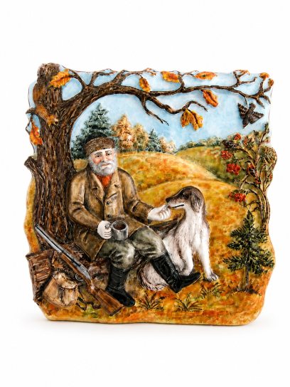 Плакетка «Рельеф Охотник на привале» Майолика. 195 x 200 мм.