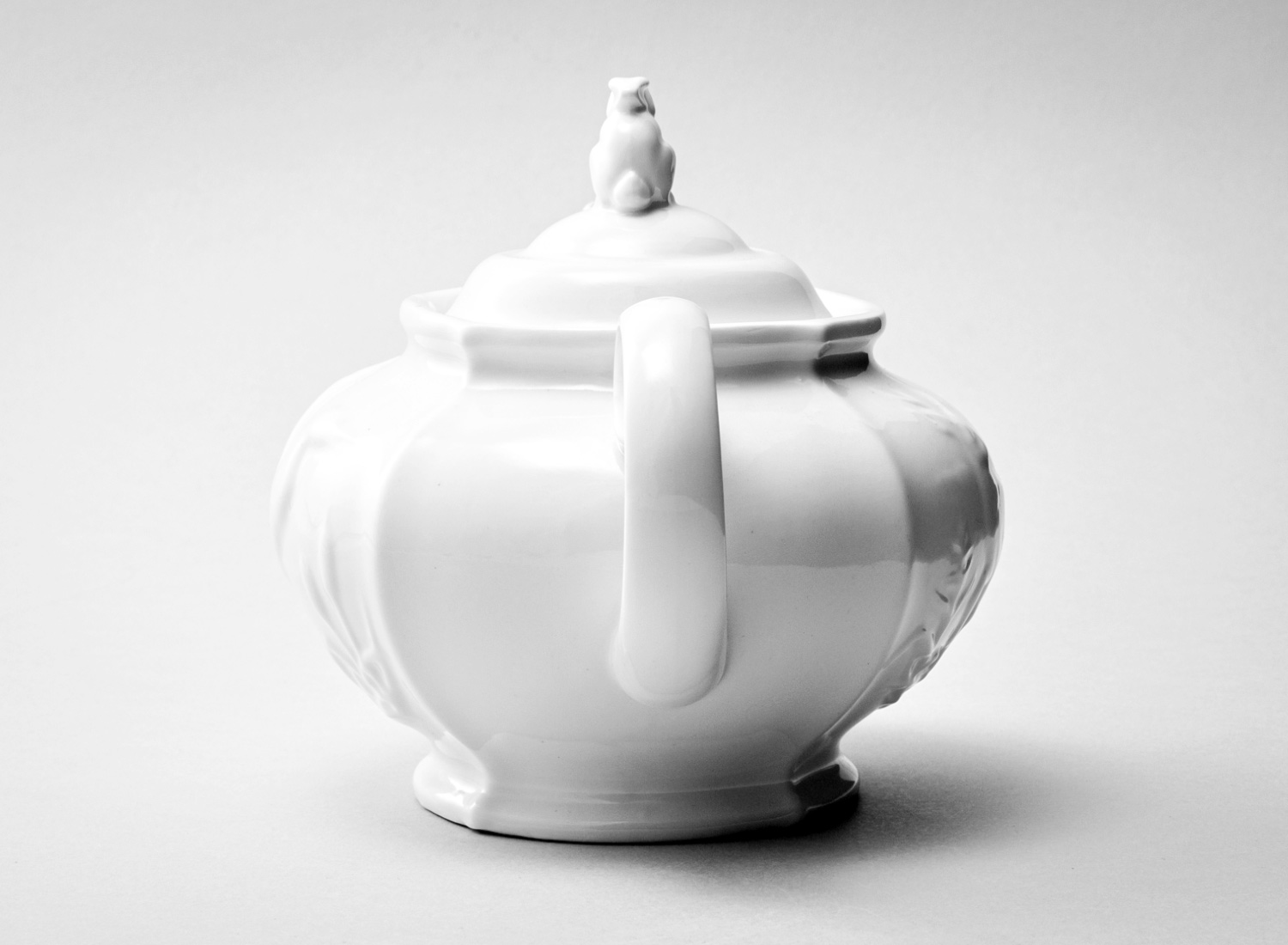 Чайник заварочный «Рельеф Охотничий Белый» Фарфор. 840 мл.