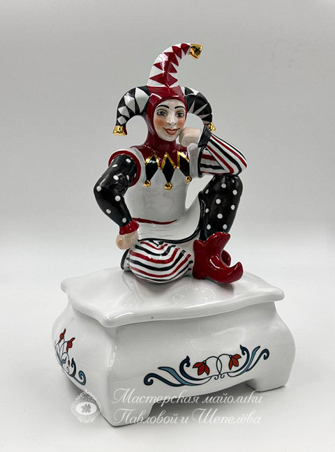 Шкатулка «с шутом» Фарфор. 220 x 134 мм.