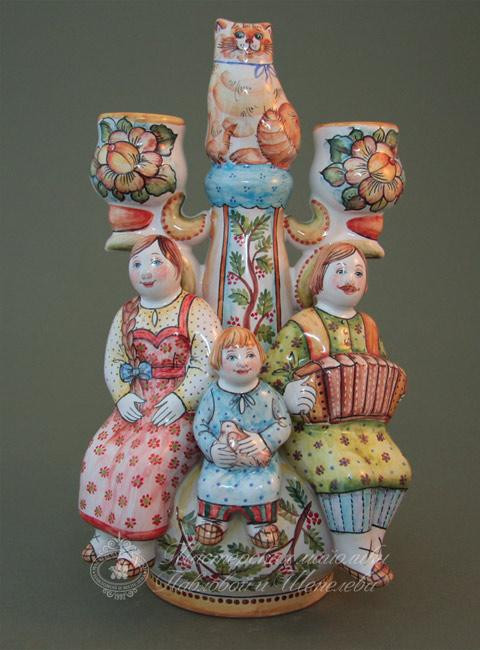 Подсвечник «2-х рожковый с котом и тремя фигурами-семья» Майолика. 225 x 125 мм.