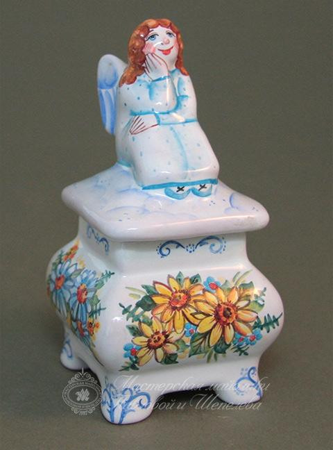 Шкатулка «с ангелом» Майолика. 98 x 53 мм.
