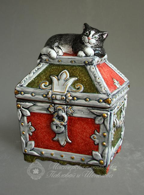 Скульптура «Ларь с котом» Майолика. 120 x 85 мм.