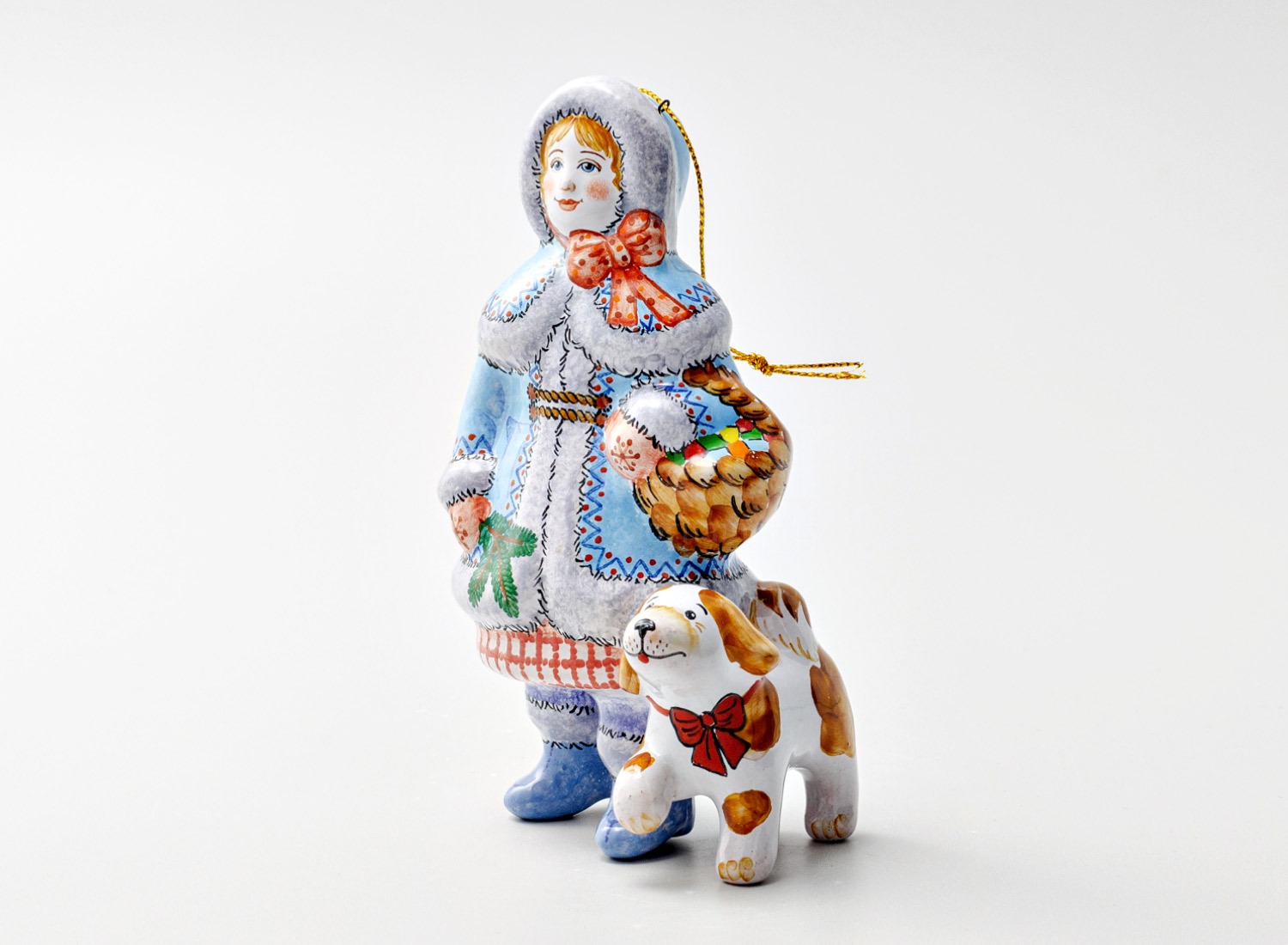 Елочная игрушка «Девочка с собачкой» Форма: Девочка с собачкой. Майолика. 80 x 141 мм.