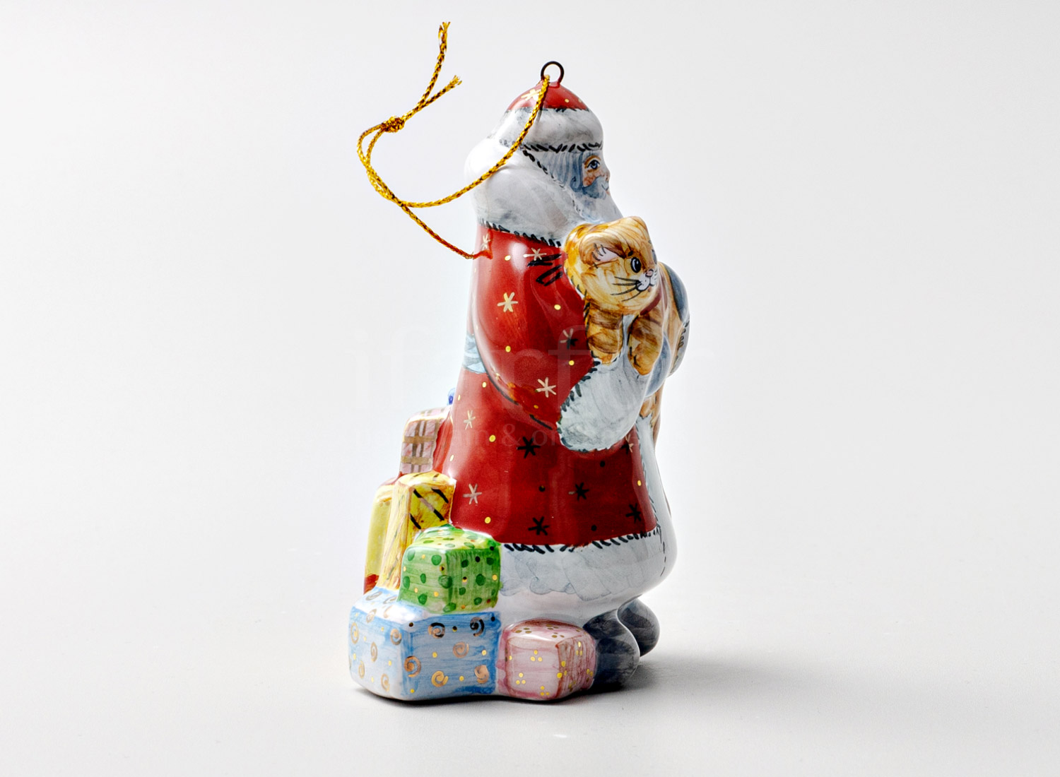 Елочная игрушка «Дед Мороз с киской» Форма: Дед Мороз с киской. Майолика. 72 x 102 мм.
