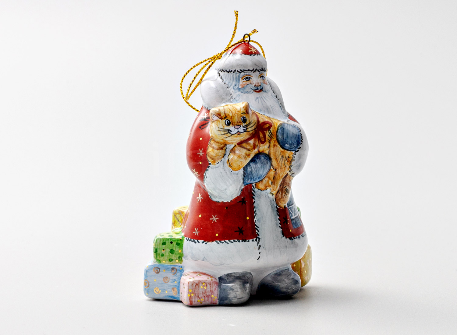 Елочная игрушка «Дед Мороз с киской» Форма: Дед Мороз с киской. Майолика. 72 x 102 мм.