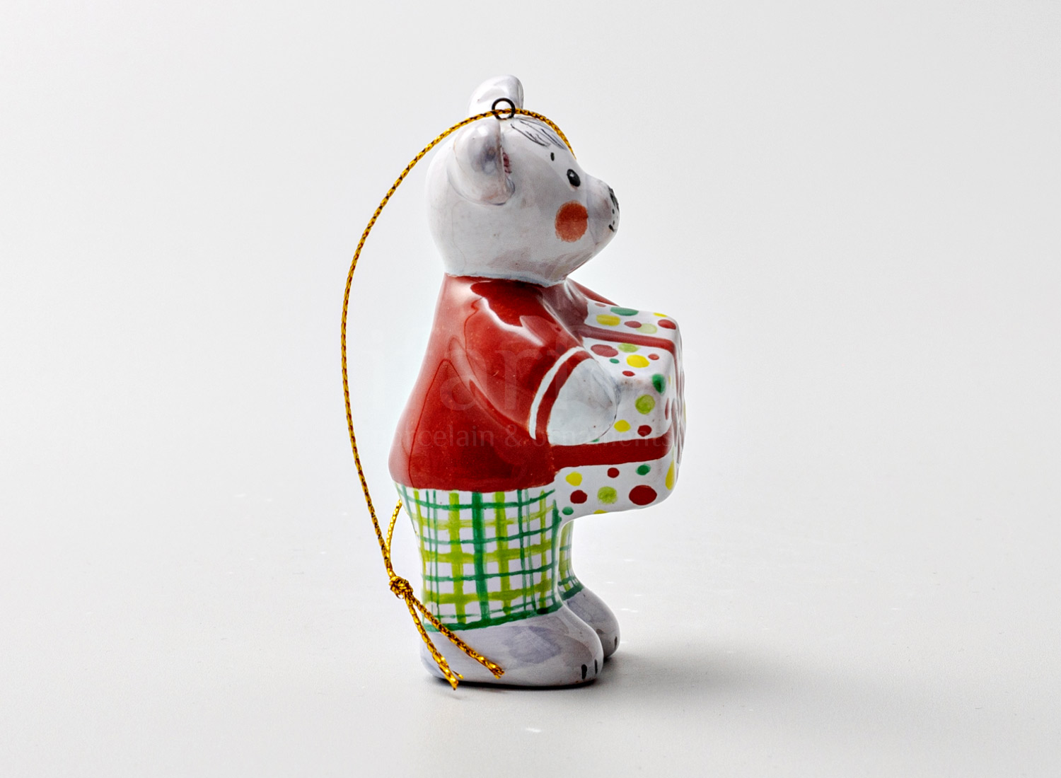 Елочная игрушка «Мишка с подарком» Форма: Мишка с подарком. Майолика. 50 x 85 мм.
