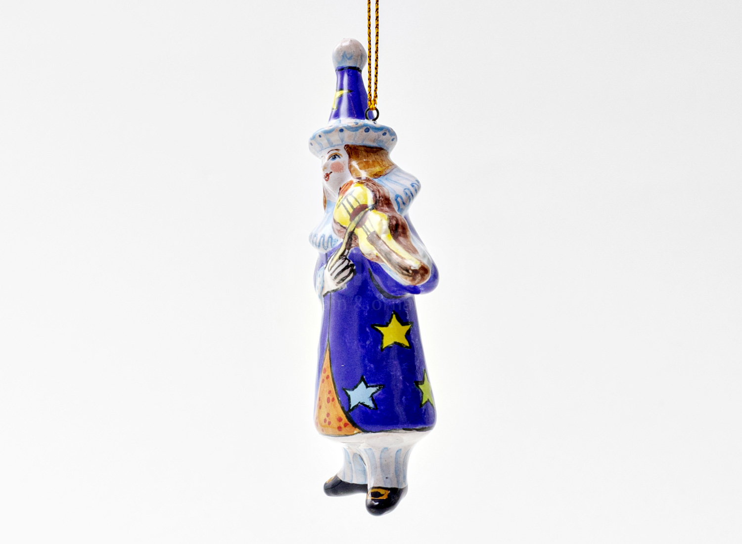 Елочная игрушка «Пьеро со скрипкой» Форма: Пьеро со скрипкой. Майолика. 55 x 110 мм.
