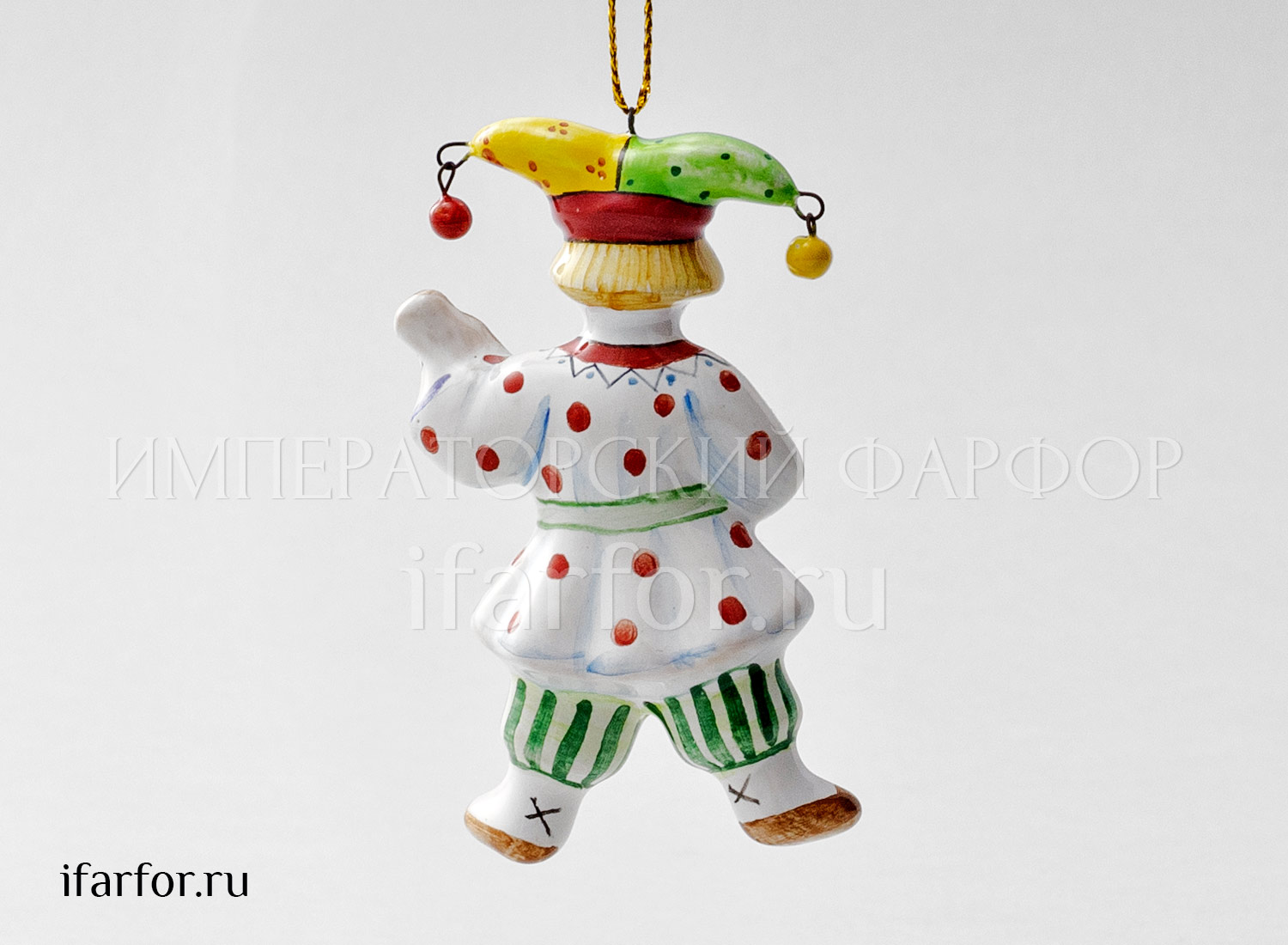Елочная игрушка «Скоморох с балалайкой» Форма: Скоморох с балалайкой. Майолика. 55 x 80 мм.