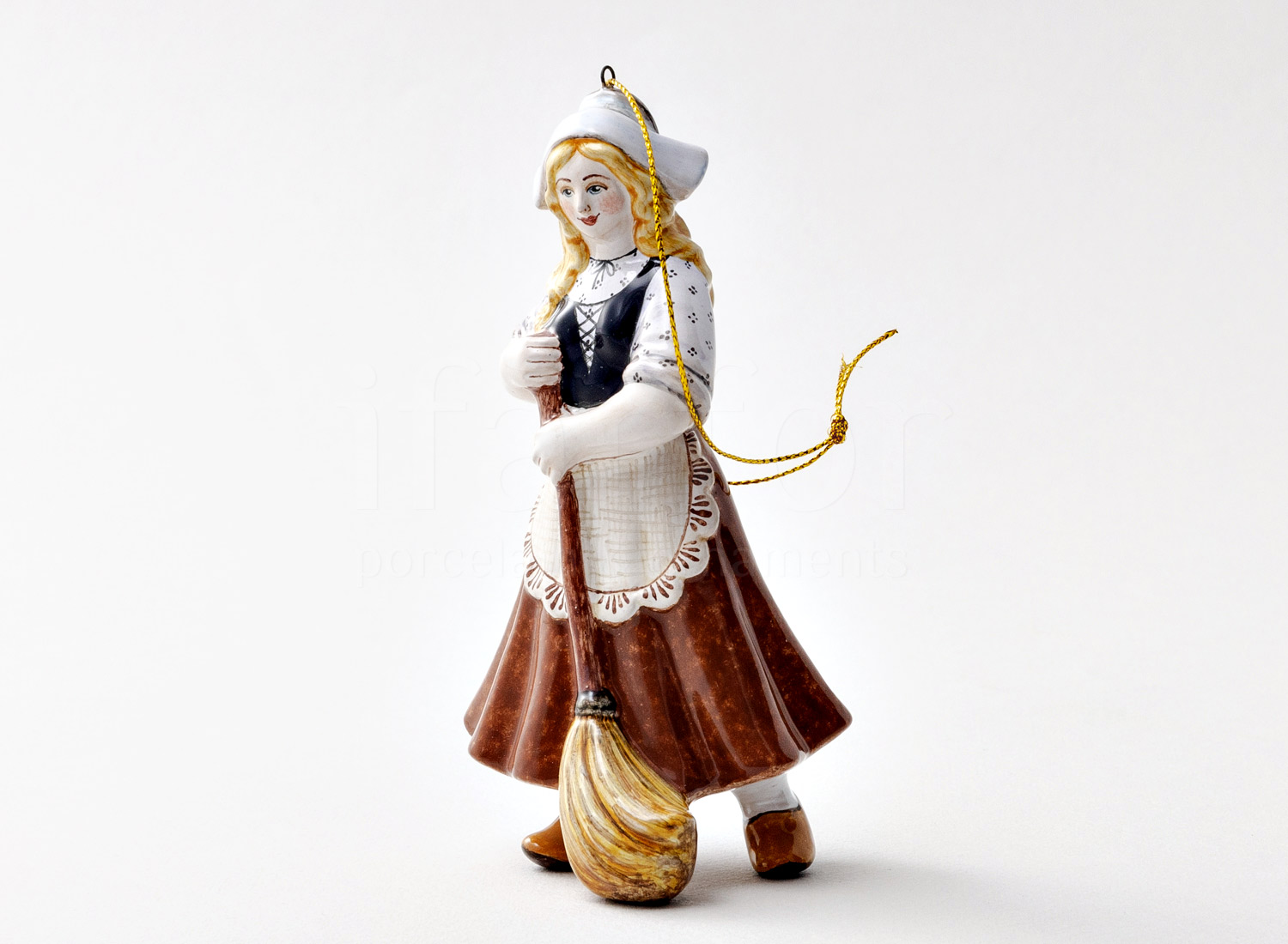 Елочная игрушка «Золушка» Форма: Золушка. Майолика. 65 x 130 мм.