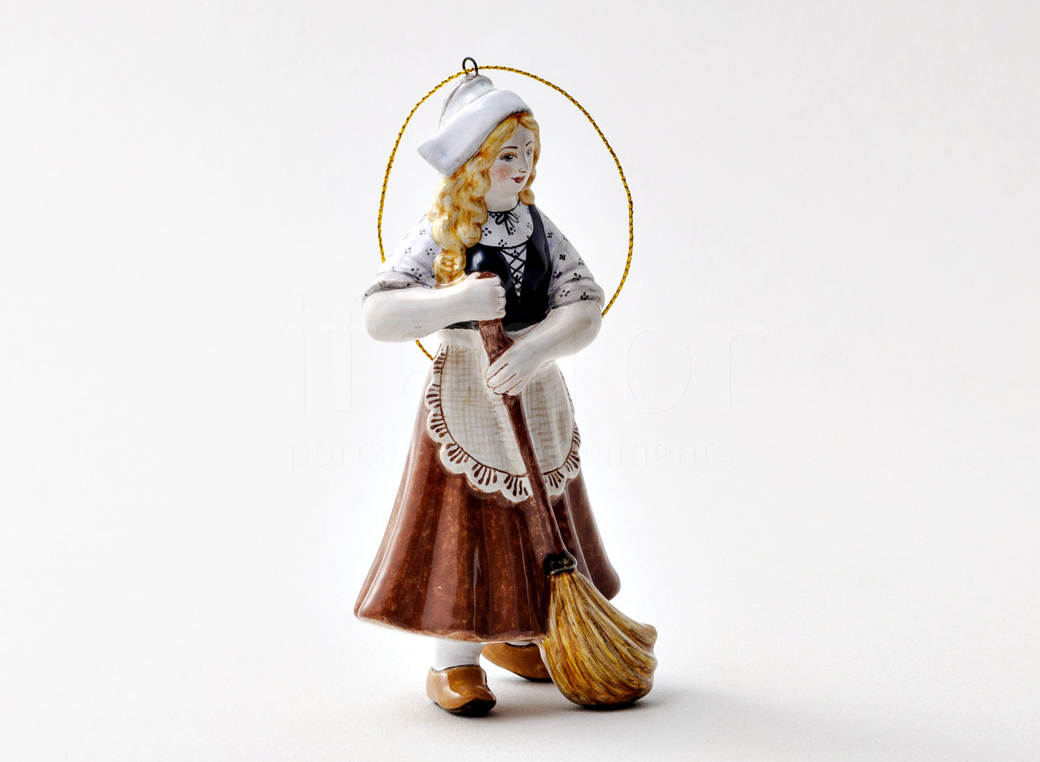 Елочная игрушка «Золушка» Форма: Золушка. Майолика. 65 x 130 мм.