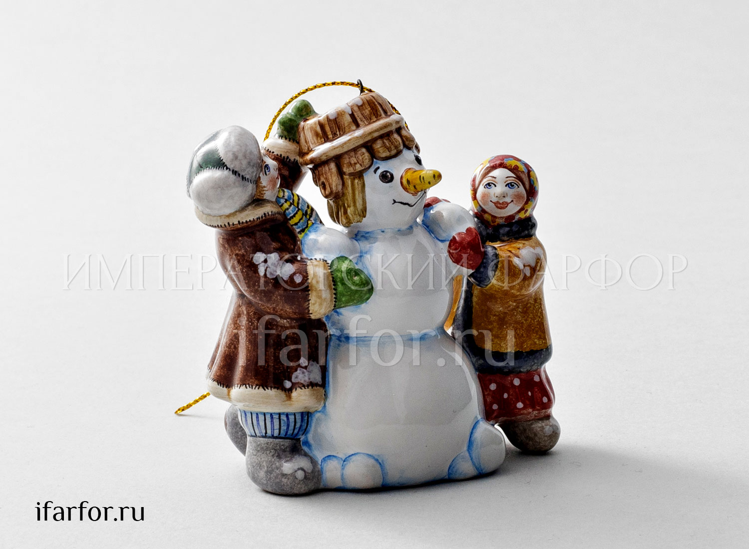 Елочная игрушка «Дети лепят снеговика» Форма: Дети лепят снеговика. Майолика. 80 x 80 мм.