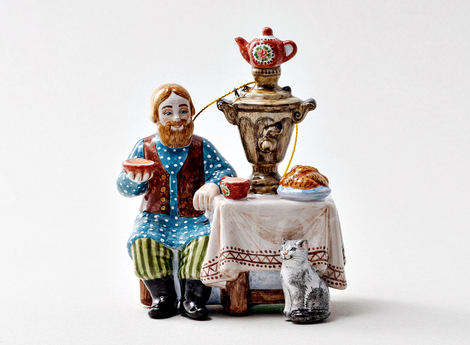 Елочная игрушка «За чаем» Форма: За чаем. Майолика. 85 x 100 мм.
