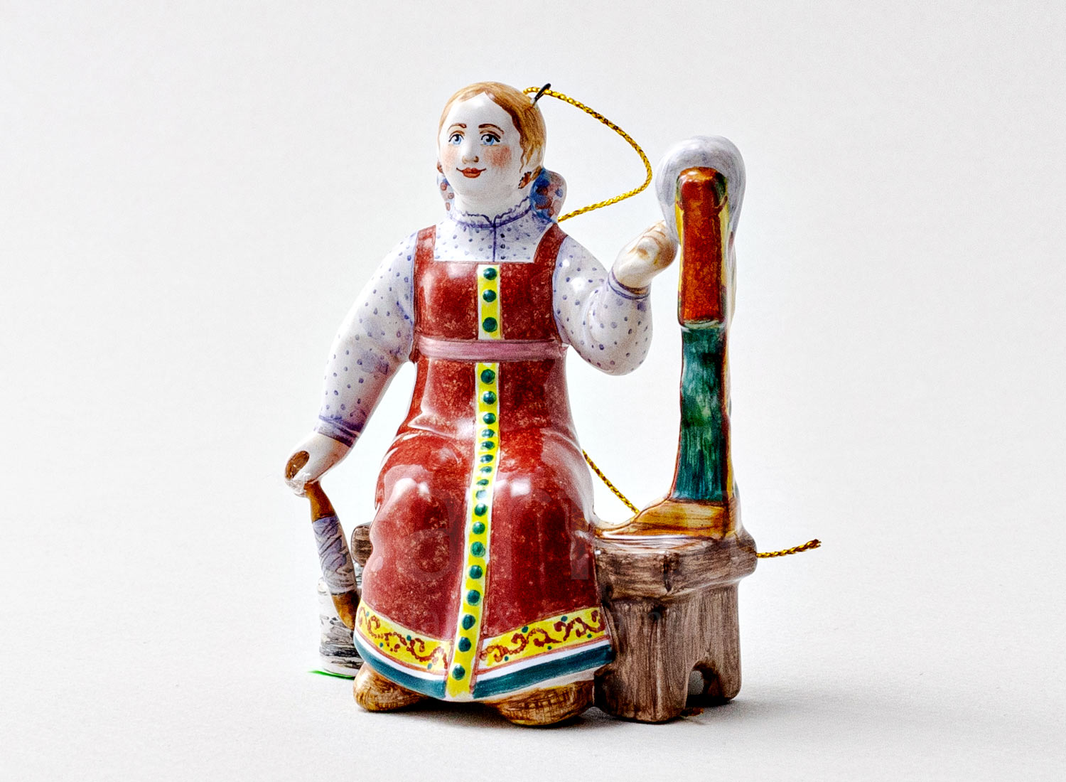 Елочная игрушка «Пряха» Форма: Пряха. Майолика. 55 x 75 мм.