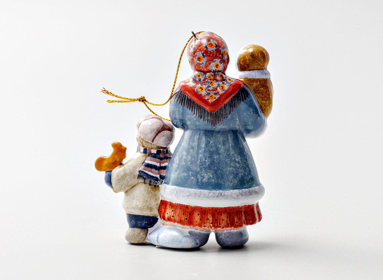 Елочная игрушка «Крестьянка с детьми» Форма: Крестьянка с детьми. Майолика. 80 x 100 мм.