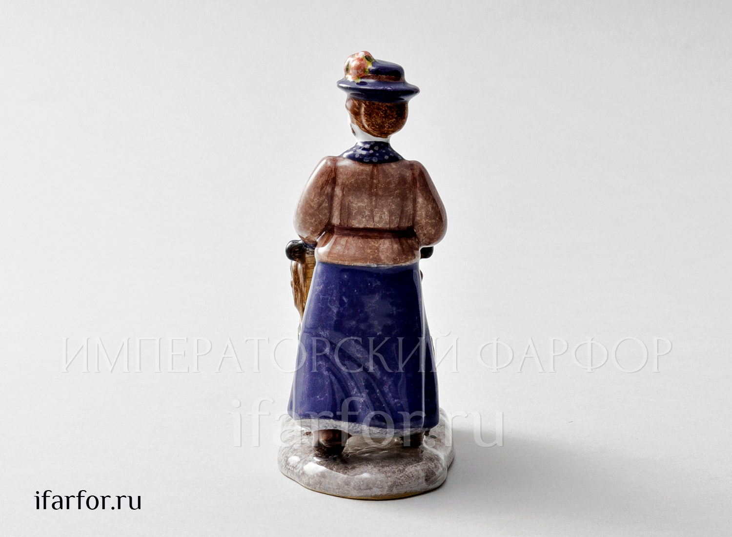 Скульптура «Гувернантка» Форма: Гувернантка. Майолика. 85 x 110 мм.