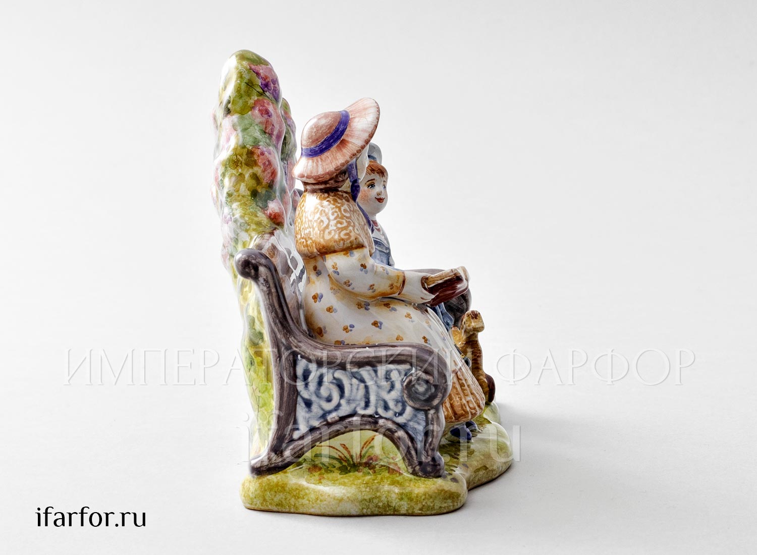 Скульптура «На скамейке» Форма: На скамейке. Майолика. 130 x 140 мм.