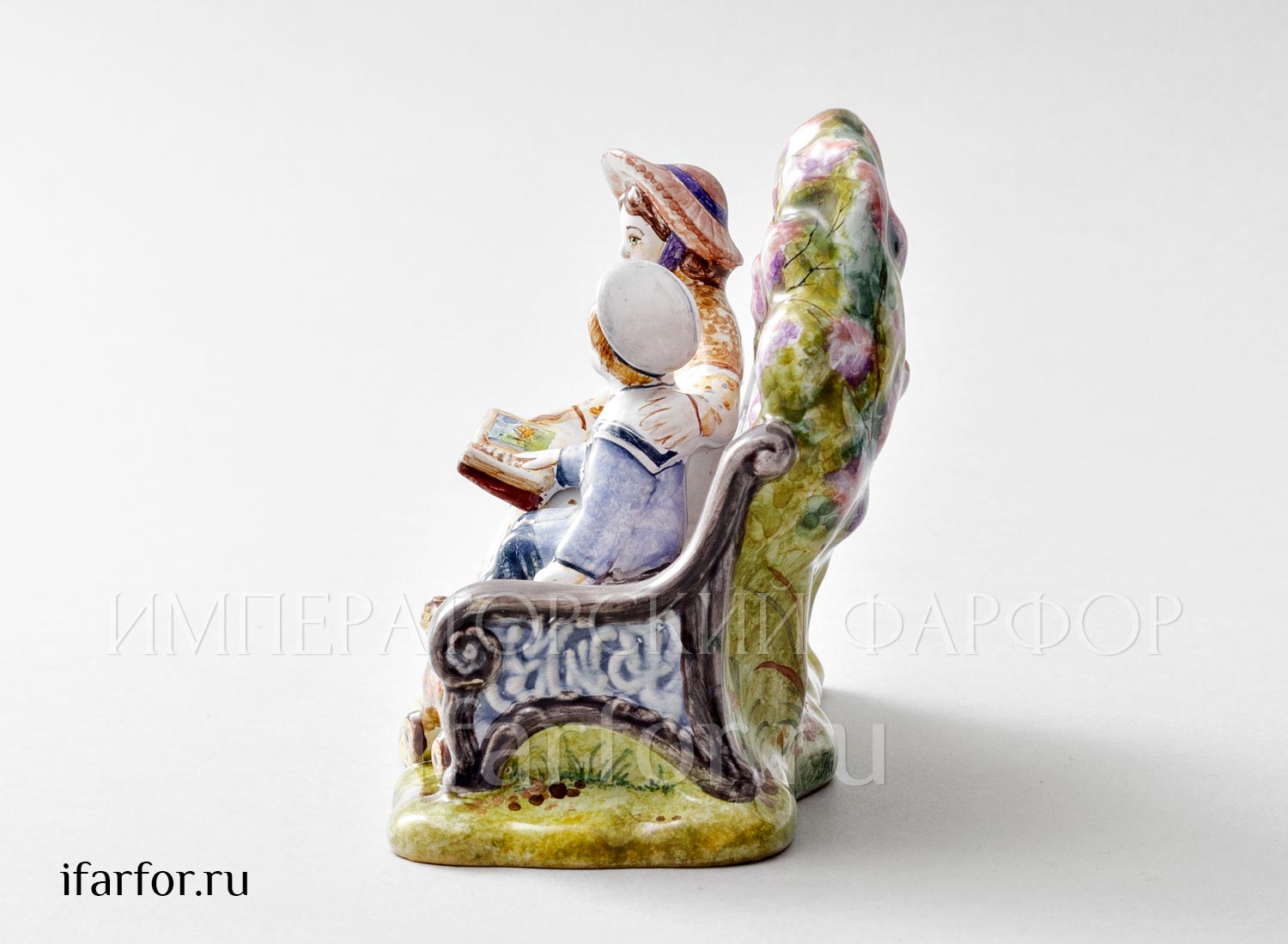 Скульптура «На скамейке» Форма: На скамейке. Майолика. 130 x 140 мм.
