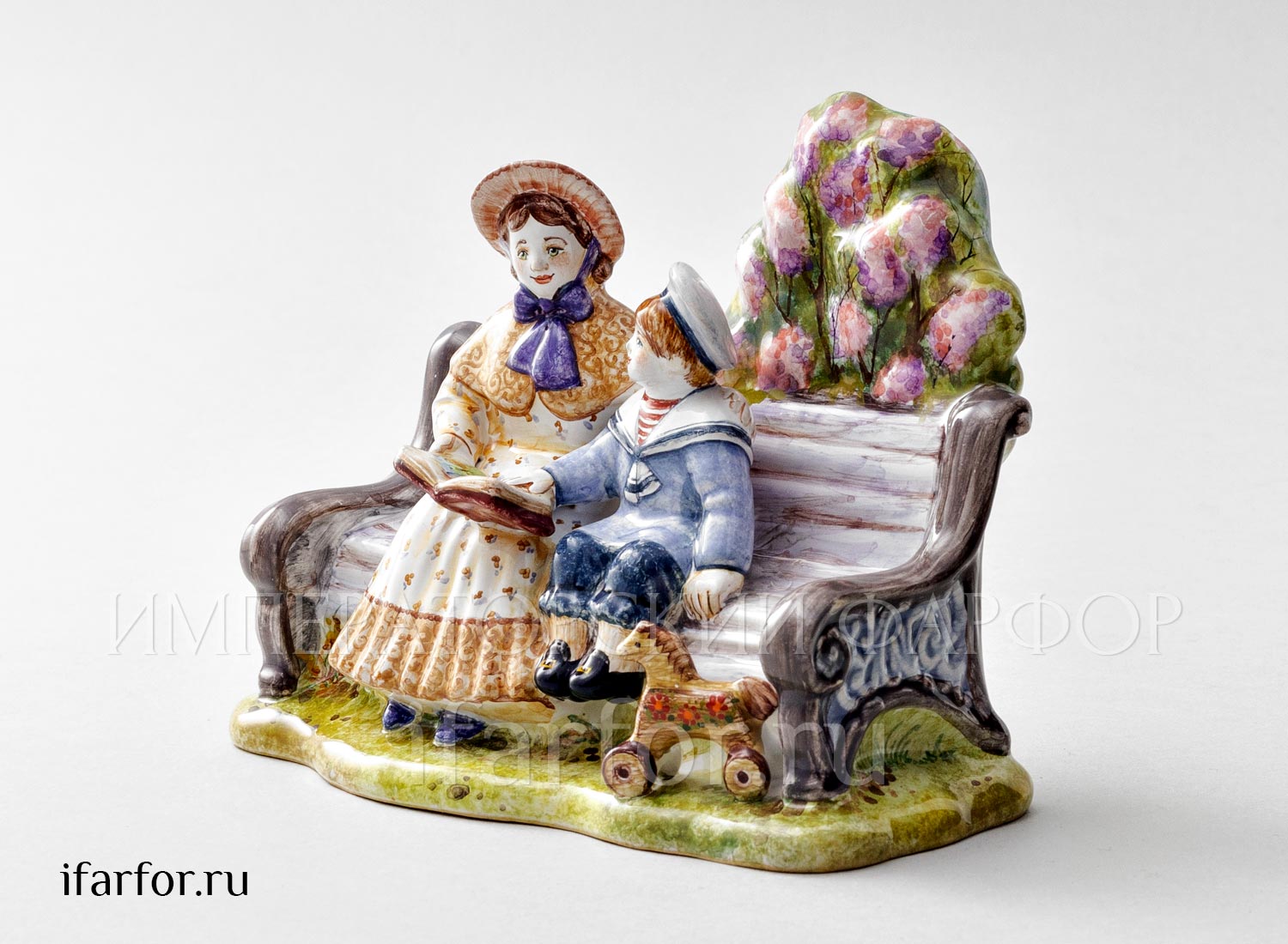 Скульптура «На скамейке» Форма: На скамейке. Майолика. 130 x 140 мм.