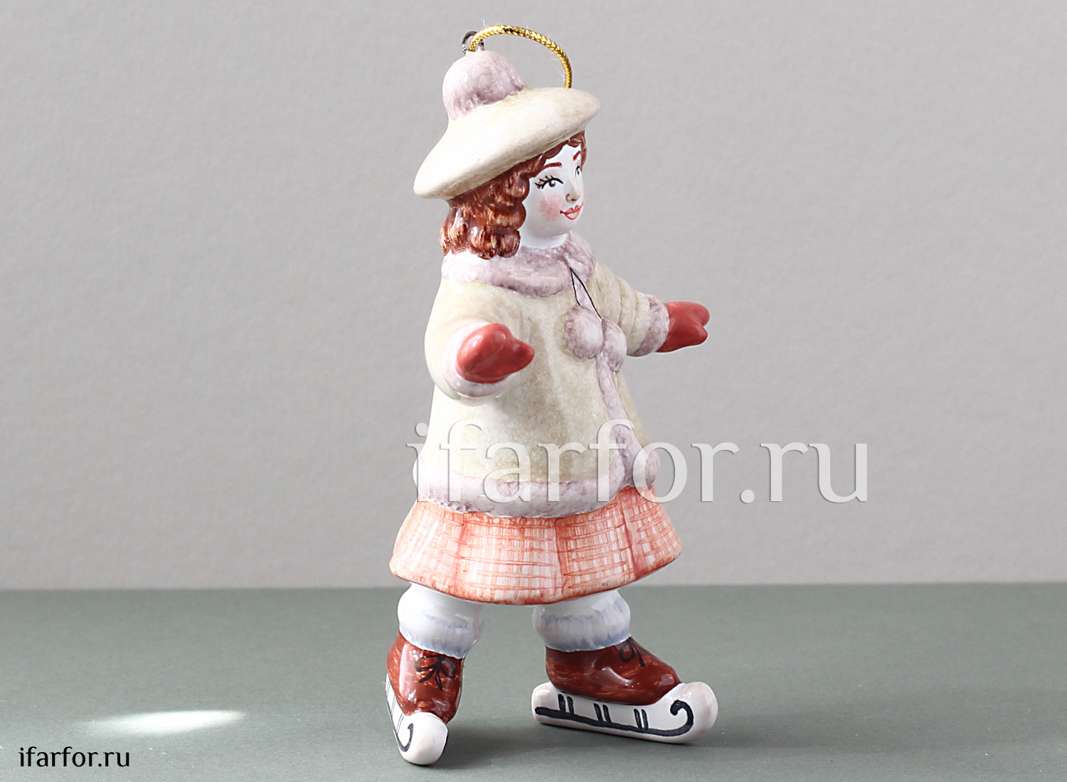 Елочная игрушка «Девочка на коньках» Форма: Девочка на коньках. Майолика. 65 x 95 мм.