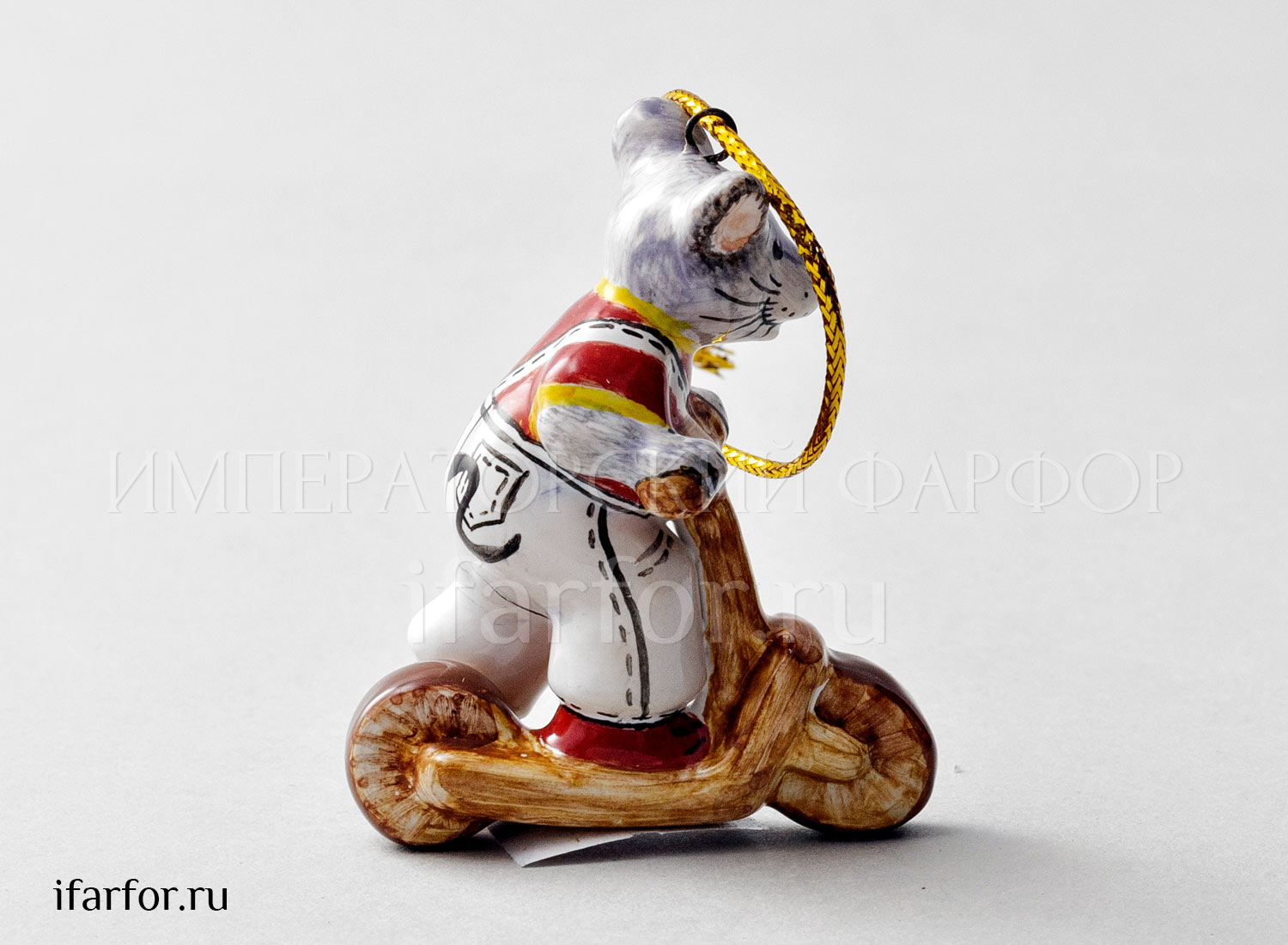 Елочная игрушка «Мышонок на самокате» Форма: Мышонок на самокате. Майолика. 47 x 55 мм.
