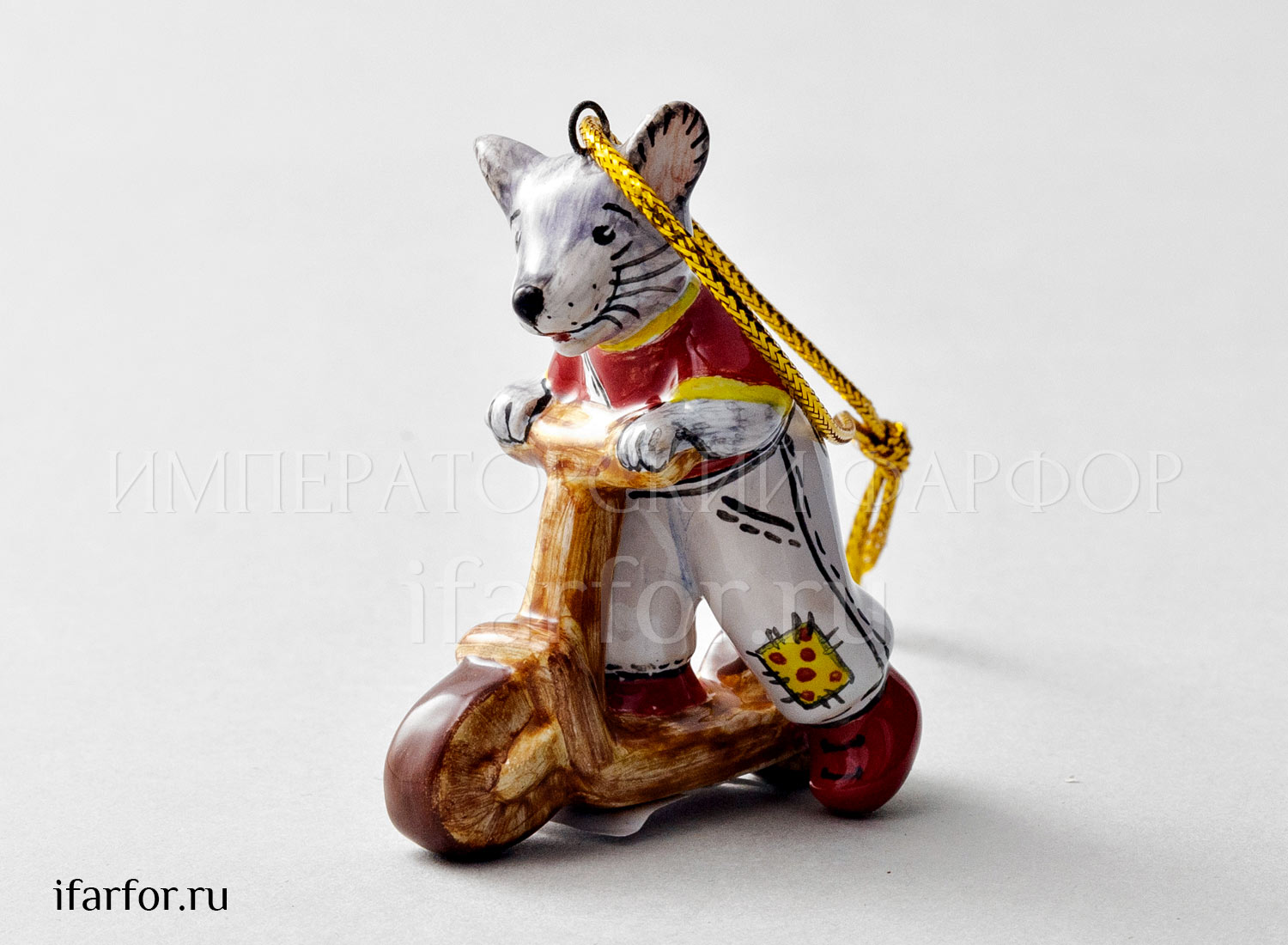 Елочная игрушка «Мышонок на самокате» Форма: Мышонок на самокате. Майолика. 47 x 55 мм.