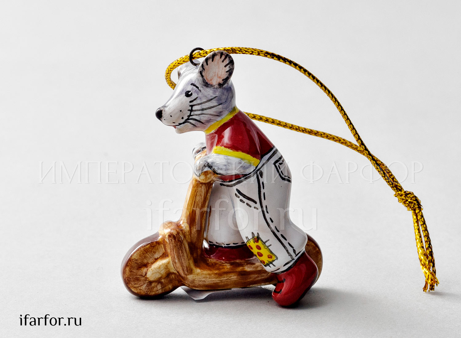 Елочная игрушка «Мышонок на самокате» Форма: Мышонок на самокате. Майолика. 47 x 55 мм.