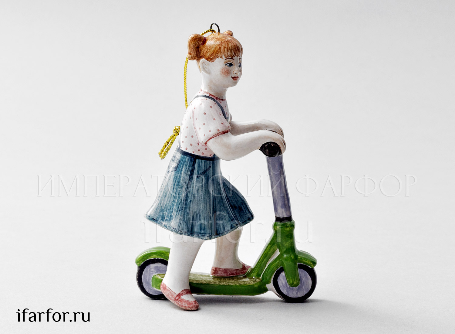 Елочная игрушка «Девочка на самокате» Форма: Девочка на самокате. Майолика. 110 x 75 мм.