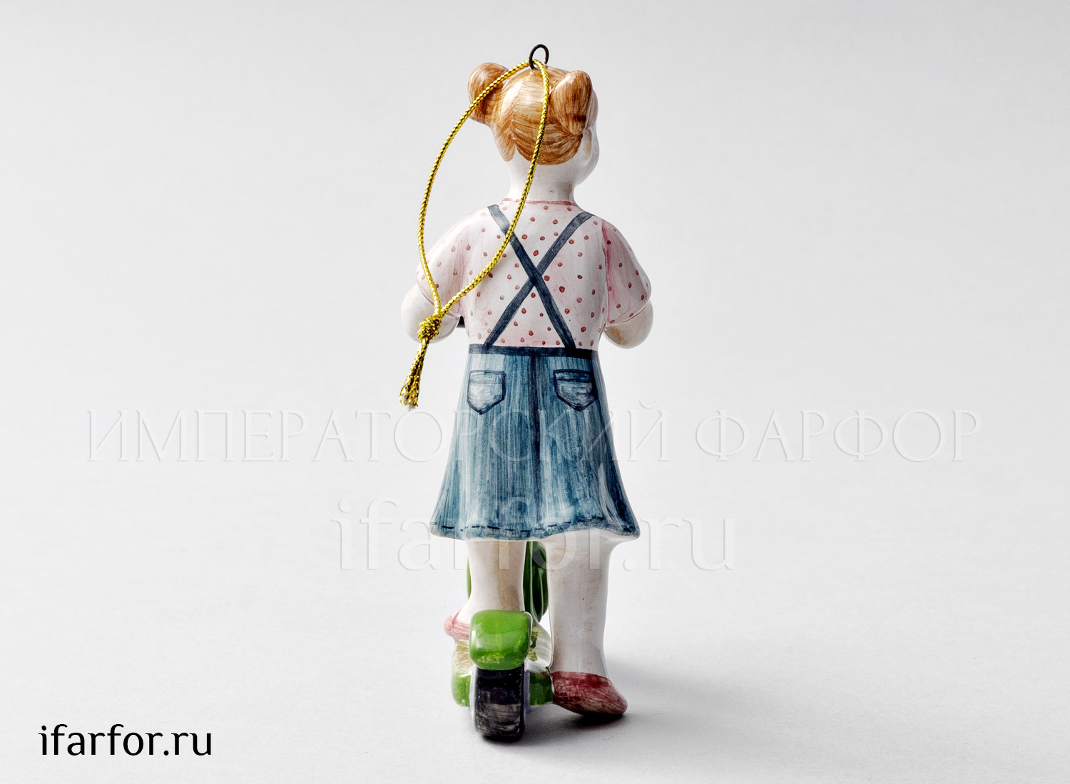 Елочная игрушка «Девочка на самокате» Форма: Девочка на самокате. Майолика. 110 x 75 мм.
