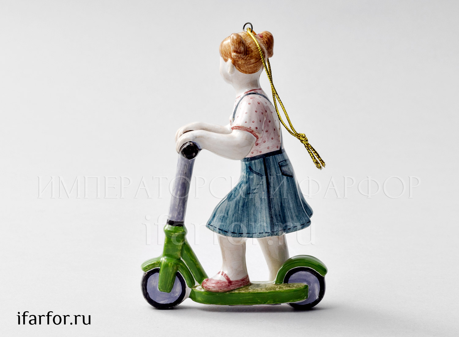 Елочная игрушка «Девочка на самокате» Форма: Девочка на самокате. Майолика. 110 x 75 мм.