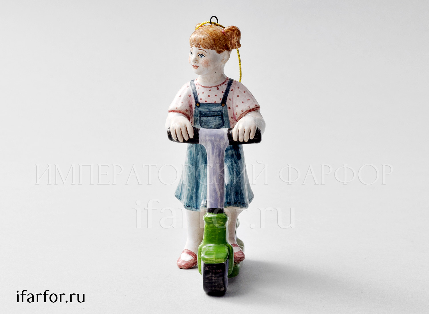 Елочная игрушка «Девочка на самокате» Форма: Девочка на самокате. Майолика. 110 x 75 мм.