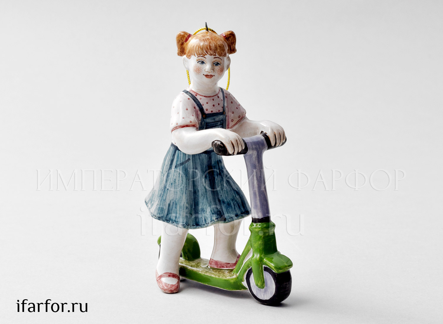 Елочная игрушка «Девочка на самокате» Форма: Девочка на самокате. Майолика. 110 x 75 мм.