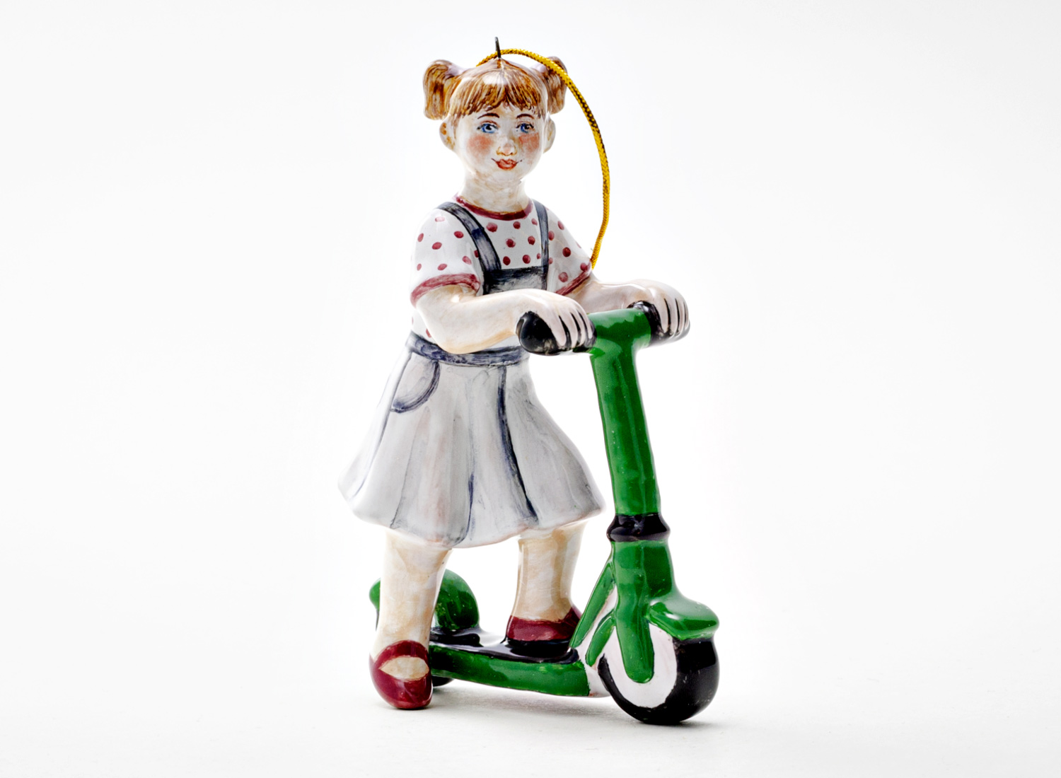 Елочная игрушка «Девочка на самокате 1» Форма: Девочка на самокате 1. Майолика. 110 x 75 мм.