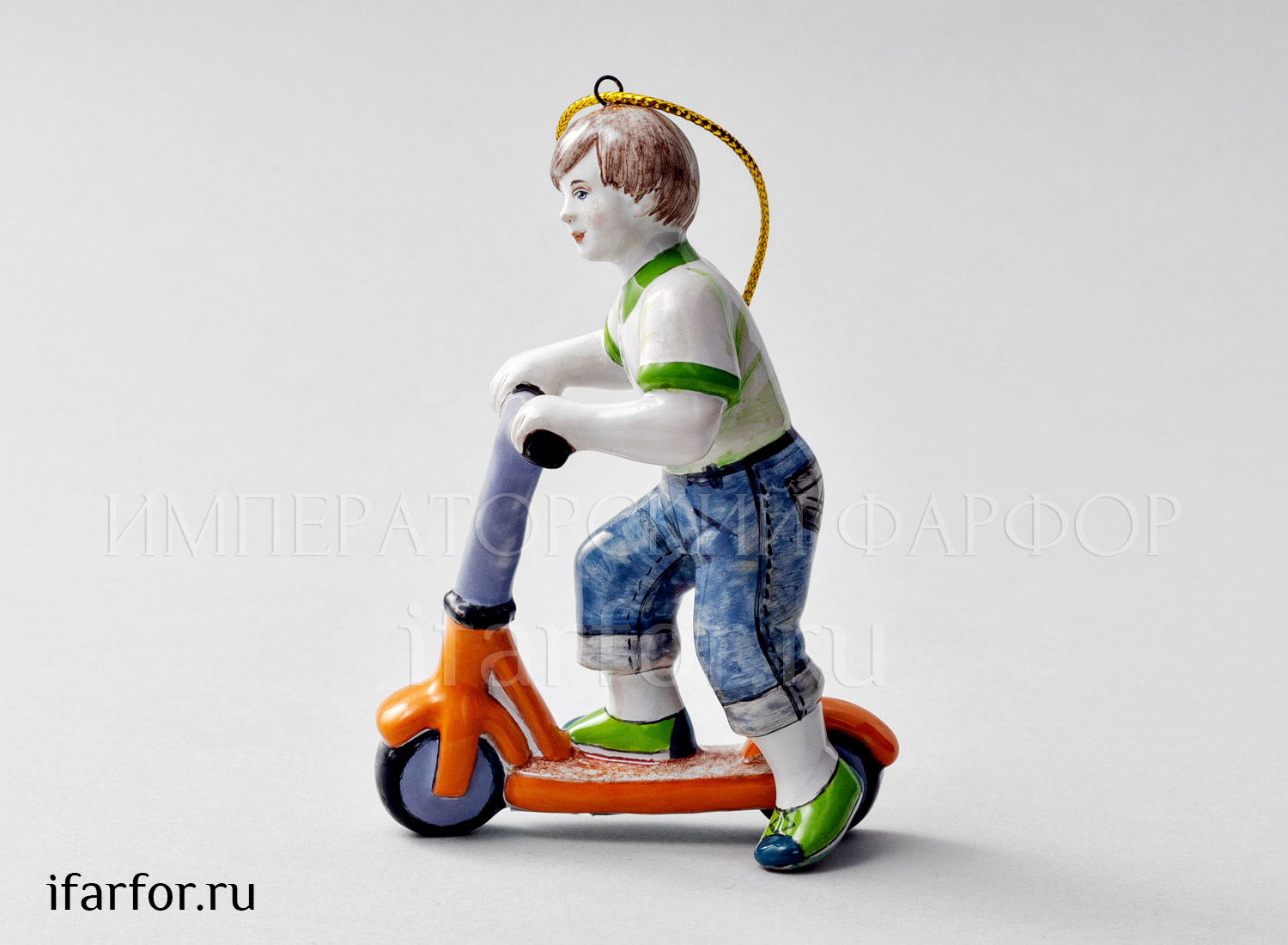 Елочная игрушка «Мальчик на самокате» Форма: Мальчик на самокате. Майолика. 105 x 75 мм.