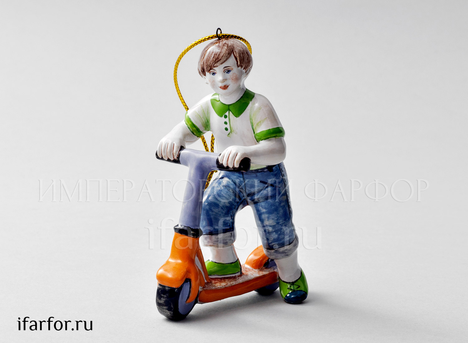 Елочная игрушка «Мальчик на самокате» Форма: Мальчик на самокате. Майолика. 105 x 75 мм.