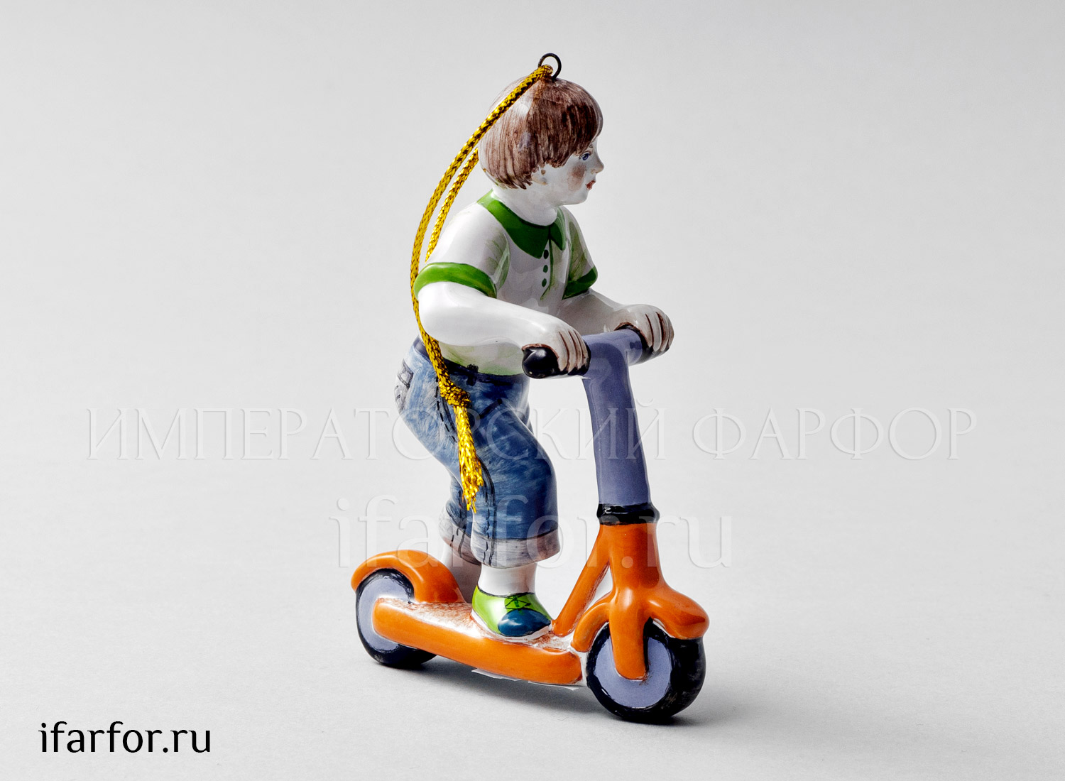 Елочная игрушка «Мальчик на самокате» Форма: Мальчик на самокате. Майолика. 105 x 75 мм.