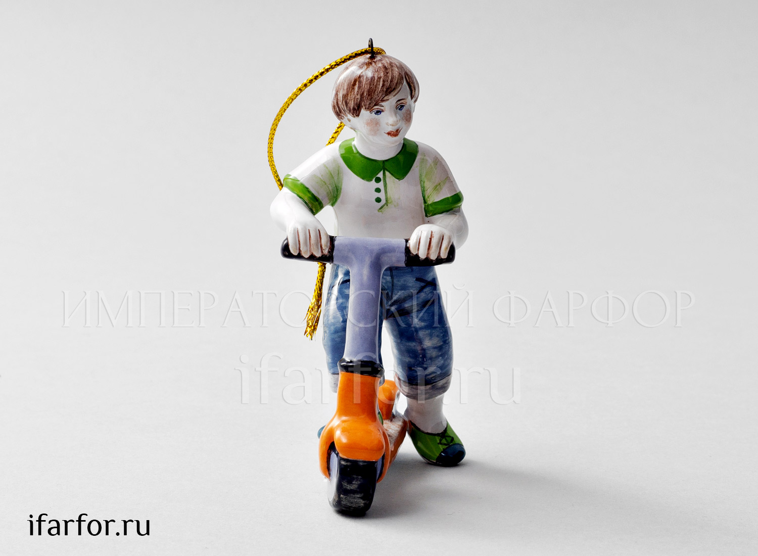 Елочная игрушка «Мальчик на самокате» Форма: Мальчик на самокате. Майолика. 105 x 75 мм.