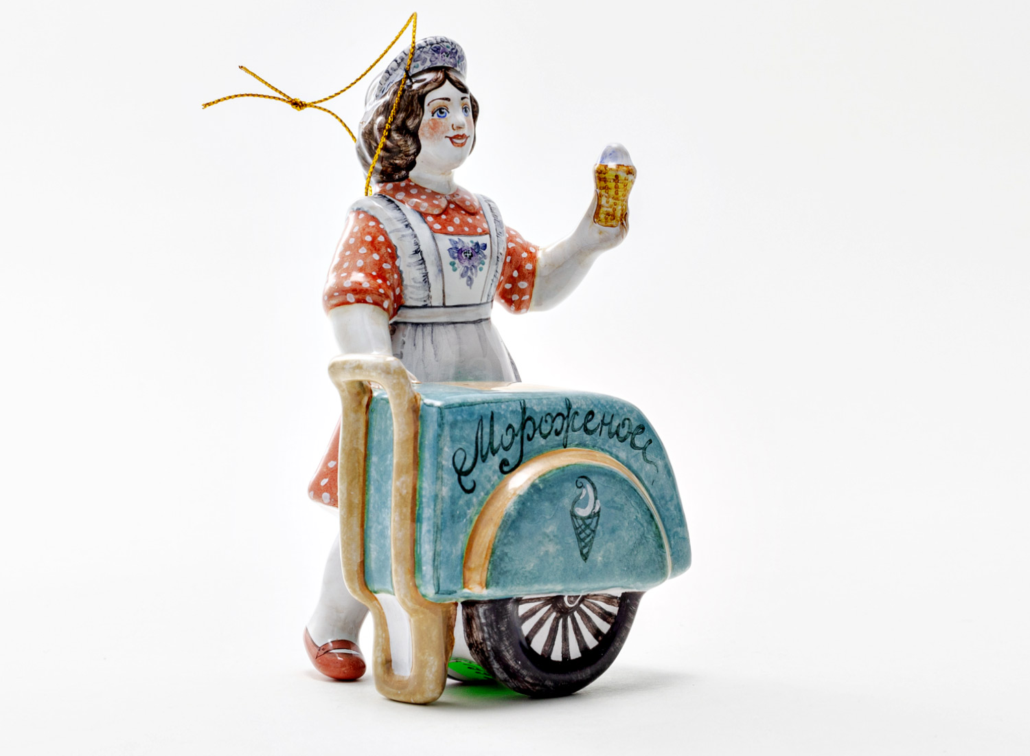 Елочная игрушка «Мороженщица» Форма: Мороженщица. Майолика. 85 x 140 мм.