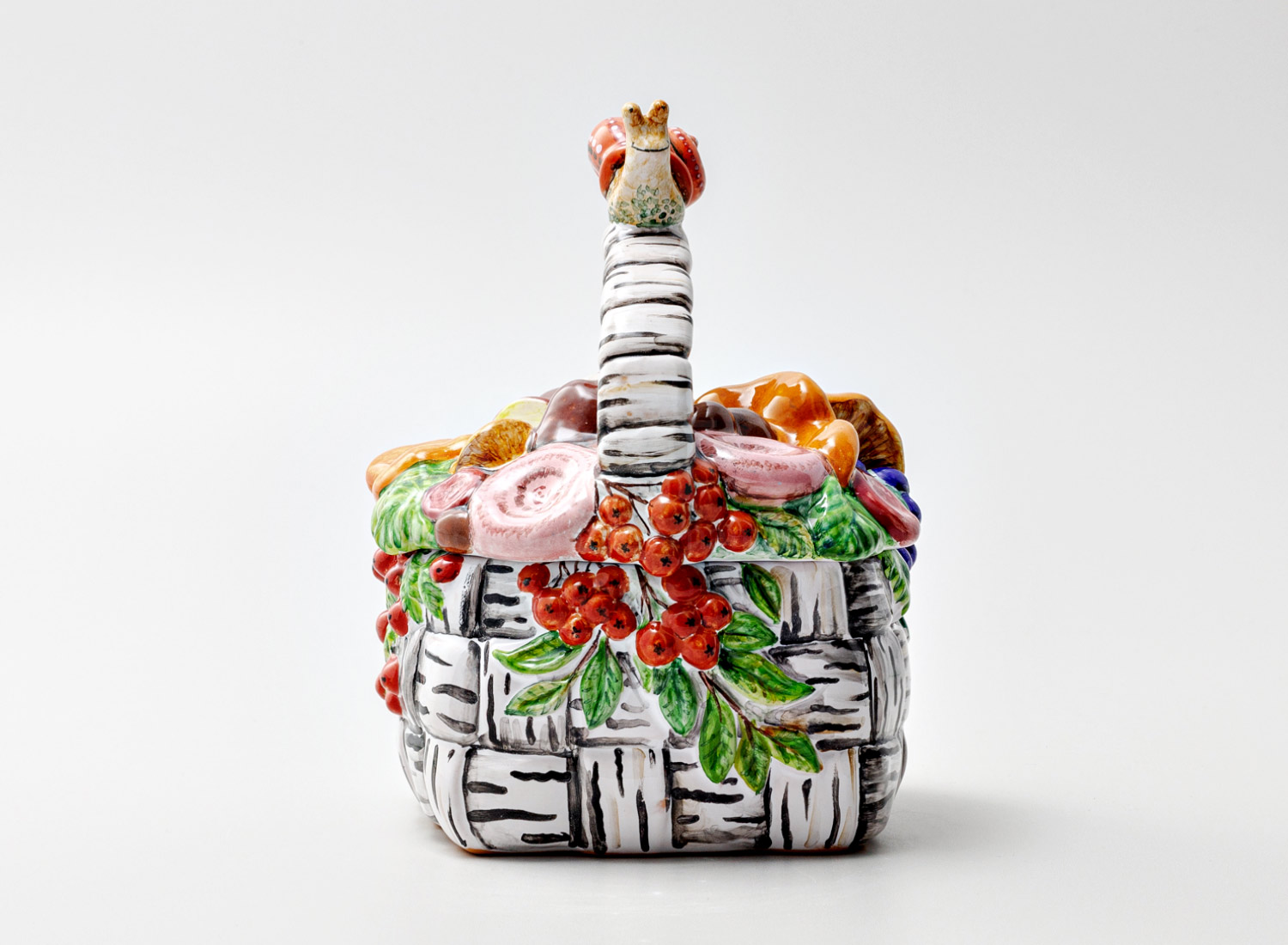 Шкатулка «Корзина с грибами» Форма: Корзина с грибами. Майолика. 125 x 140 x 180 мм.