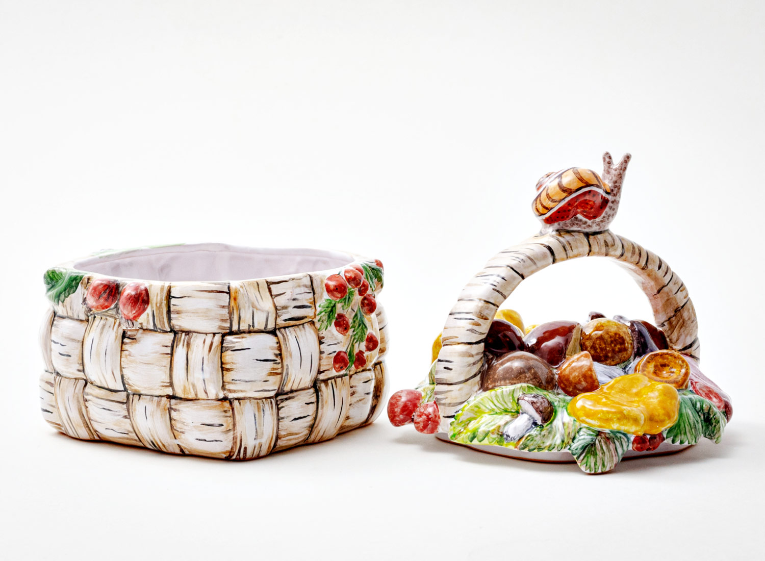 Шкатулка «Корзина с грибами» Форма: Корзина с грибами. Майолика. 125 x 140 x 180 мм.