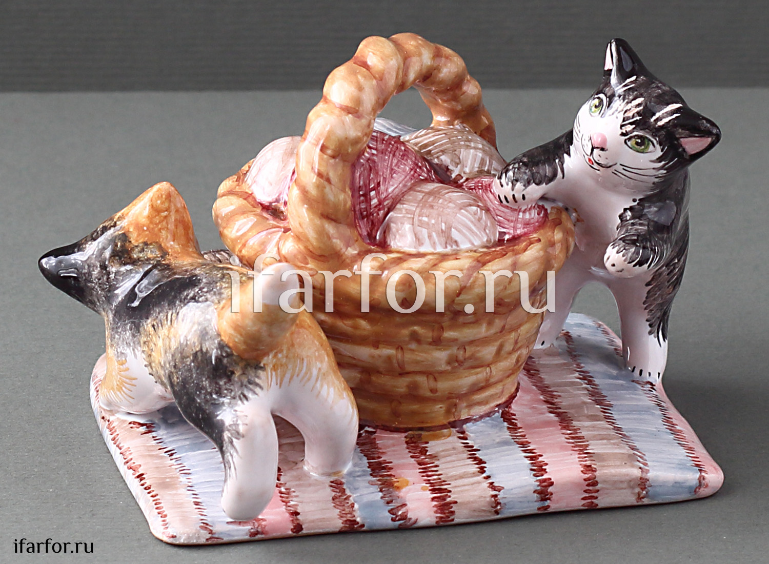 Скульптура «Котята» Форма: Котята. Майолика. 80 x 55 мм.
