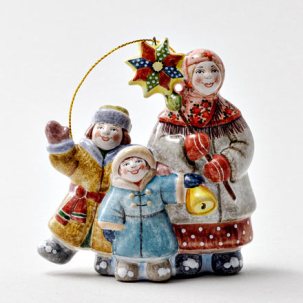 Елочная игрушка Колядки Колядки (розовый платочек) 80 x 85 мм.