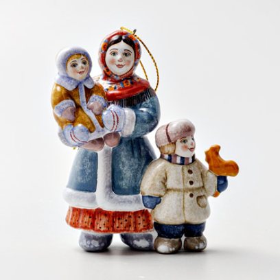 Елочная игрушка «Крестьянка с детьми» Форма: Крестьянка с детьми. Майолика. 80 x 100 мм.