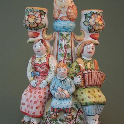 Подсвечник «2-х рожковый с котом и тремя фигурами-семья» Майолика. 225 x 125 мм.