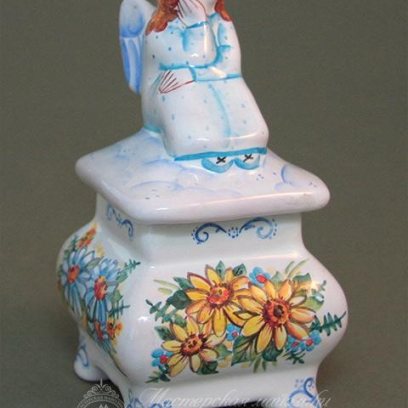Шкатулка «с ангелом» Майолика. 98 x 53 мм.