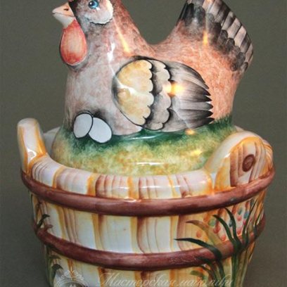 Шкатулка «с курочкой» Майолика. 125 x 100 мм.